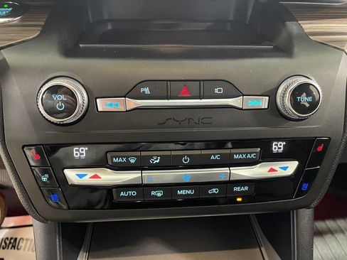 Used 2020 Ford Explorer Limited image 38