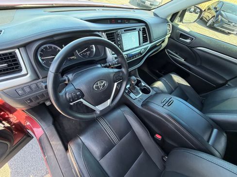 Used 2017 Toyota Highlander SE w/ Carpet Mat Package FWD image 12
