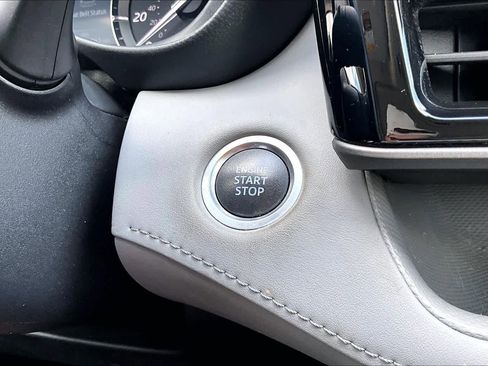 Used 2021 Toyota Highlander XLE FWD image 33