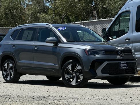 Certified 2026 Volkswagen Taos SE w/ Panoramic Sunroof Package AWD/4WD image 2