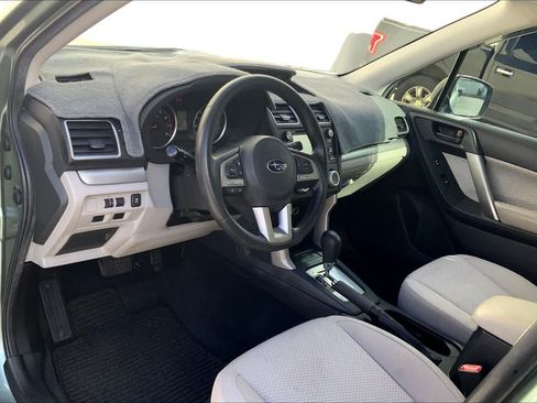 Used 2017 Subaru Forester 2.5i AWD/4WD image 2