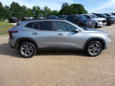 New 2026 Chevrolet Trax LT w/ LT Convenience Package FWD image 3