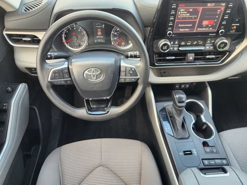 Used 2021 Toyota Highlander L FWD image 27