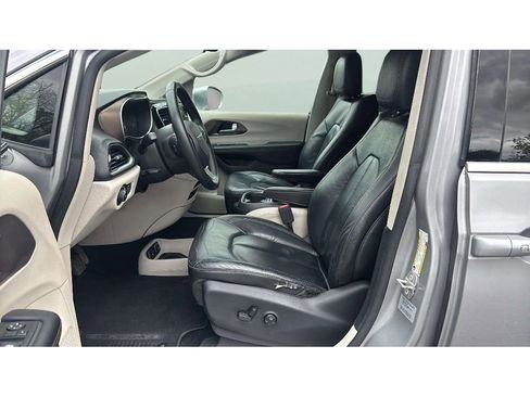 Used 2017 Chrysler Pacifica Touring-L FWD image 11