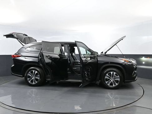 Used 2023 Toyota Highlander XLE FWD image 30