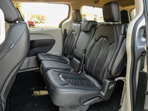 Used 2019 Chrysler Pacifica Touring-L image 50