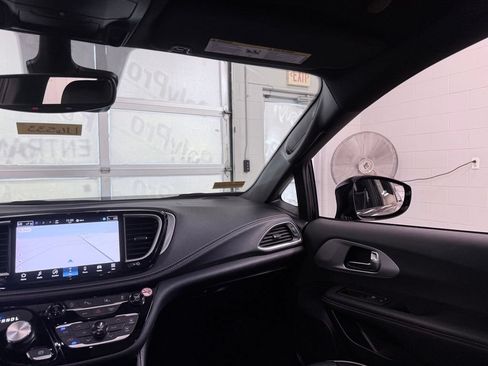 Used 2025 Chrysler Pacifica Limited FWD image 27