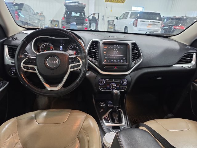 Used 2017 Jeep Cherokee Limited AWD/4WD image 4