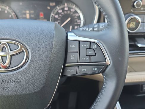 Used 2021 Toyota Highlander XLE AWD/4WD image 19