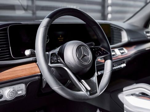 Used 2025 Mercedes-Benz Maybach GLS 600 4MATIC image 39