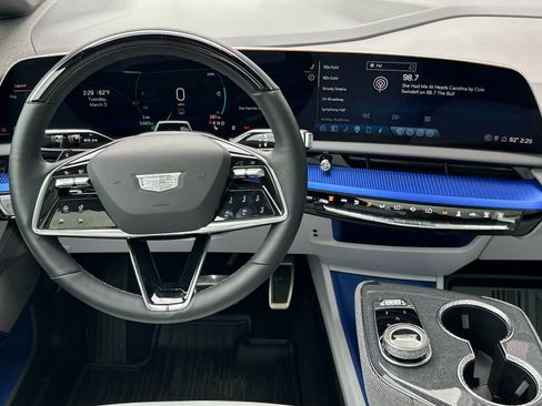 Used 2025 Cadillac Optiq Sport 1 w/ LPO, ONYX Package image 13