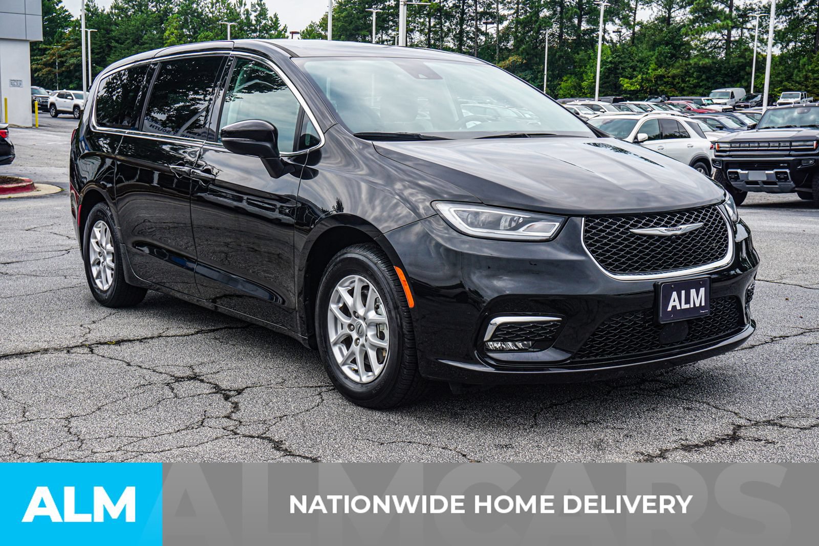 Used 2023 Chrysler Pacifica Touring-L FWD image 5