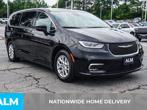 Used 2023 Chrysler Pacifica Touring-L FWD image 5
