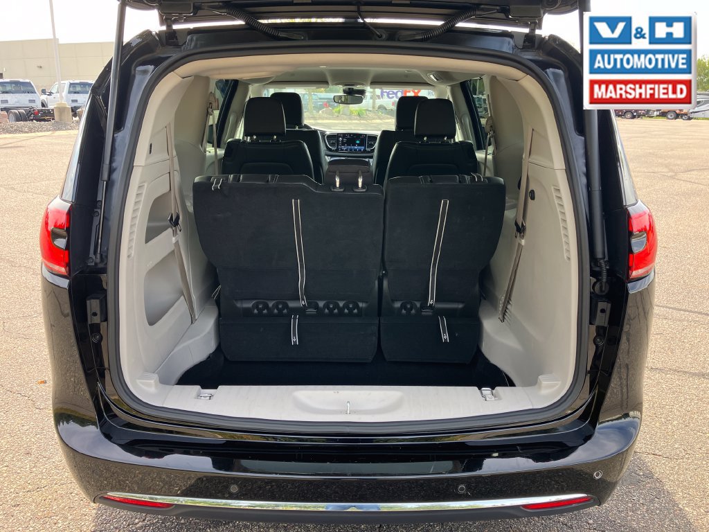 Used 2024 Chrysler Pacifica Touring-L FWD image 27