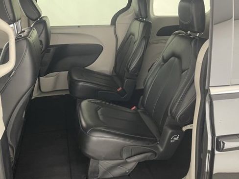 Used 2024 Chrysler Pacifica Touring-L image 44