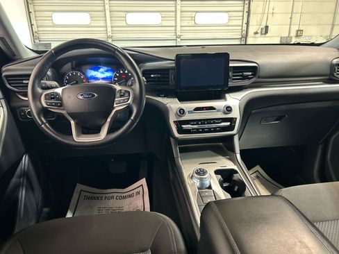 Used 2022 Ford Explorer XLT AWD/4WD image 4