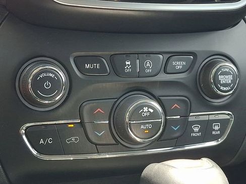 Used 2019 Jeep Cherokee Limited AWD/4WD image 11