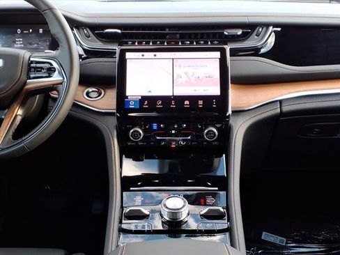 New 2025 Jeep Grand Cherokee Summit image 7