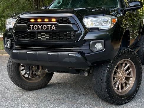 Used 2022 Toyota Tacoma SR w/ SR Convenience Package RWD image 3