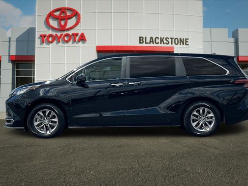 Certified 2022 Toyota Sienna XLE AWD/4WD image 6
