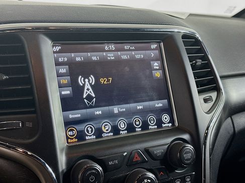 Used 2018 Jeep Grand Cherokee Laredo image 19