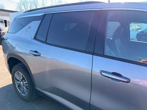 Used 2025 Chevrolet Traverse LT image 2