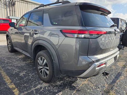 Used 2023 Nissan Pathfinder SL FWD image 4