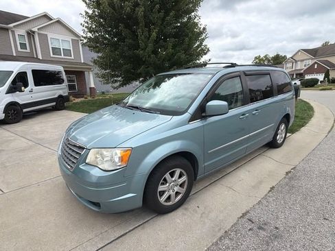 Used 2010 Chrysler Town & Country Touring FWD image 2