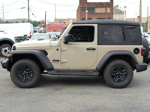 Used 2022 Jeep Wrangler Sport AWD/4WD image 3