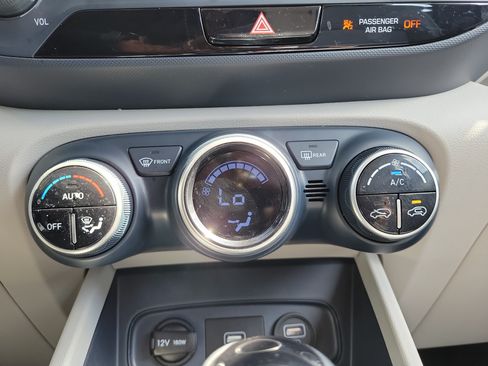 Used 2020 Hyundai Venue FWD image 28