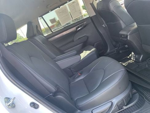 Used 2025 Toyota Highlander Limited AWD/4WD image 12