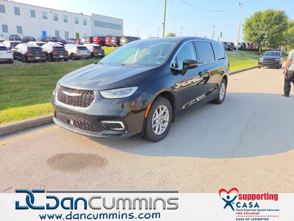 Used 2024 Chrysler Pacifica Touring-L FWD image 1
