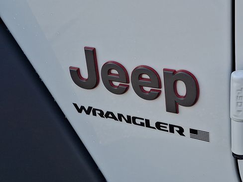 Used 2025 Jeep Wrangler Unlimited Rubicon w/ Convenience Group AWD/4WD image 28