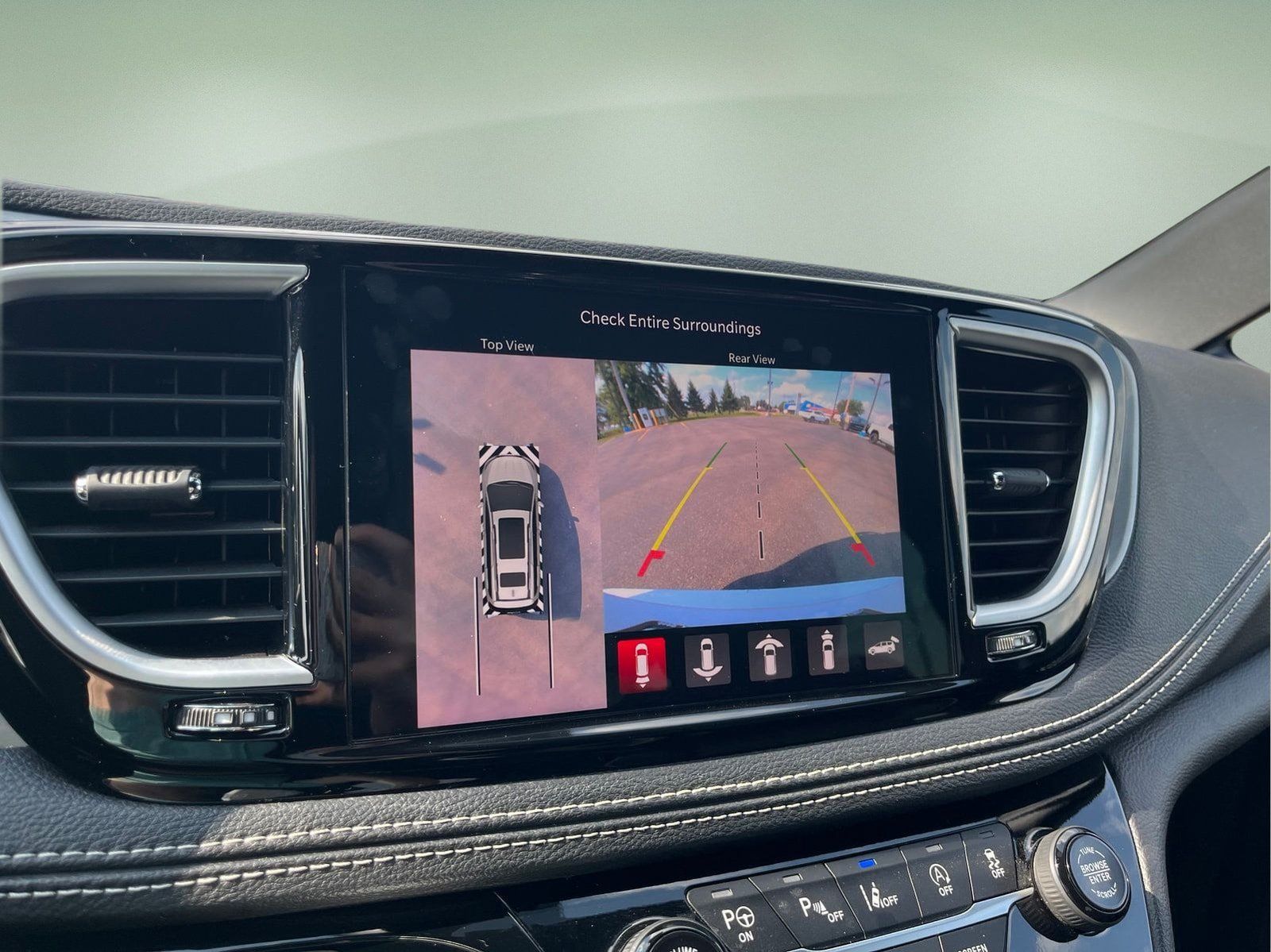 Used 2024 Chrysler Pacifica Limited w/ Uconnect Theater Family Group FWD image 18