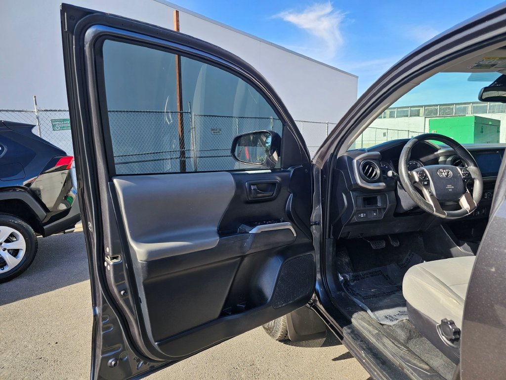 Used 2019 Toyota Tacoma SR5 AWD/4WD image 18