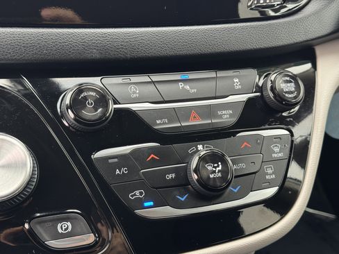 Used 2018 Chrysler Pacifica Touring Plus image 30