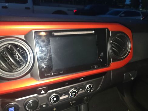 Used 2017 Toyota Tacoma TRD Off-Road image 11