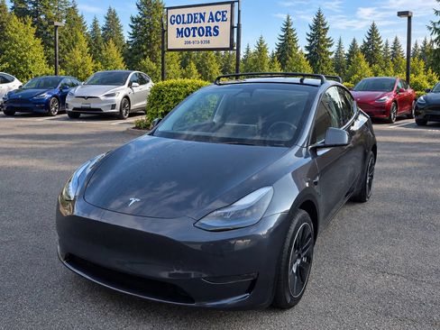 Used 2024 Tesla Model Y Long Range AWD/4WD image 1