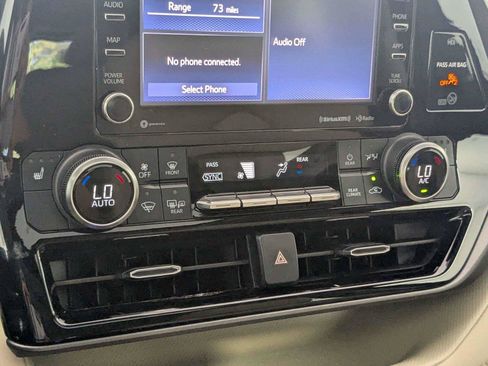 Used 2021 Toyota Highlander XLE FWD image 24