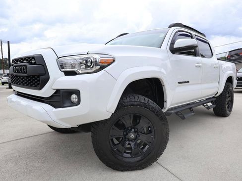 Used 2017 Toyota Tacoma TRD Sport w/ Premium & Technology Package AWD/4WD image 2