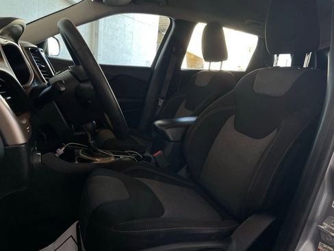 Used 2017 Jeep Cherokee Sport image 12