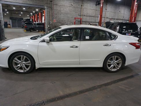 Used 2017 Nissan Altima 3.5 SL w/ 3.5SL Technology Package FWD image 20