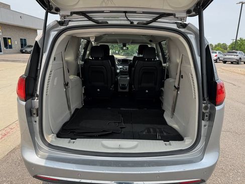 Used 2018 Chrysler Pacifica Touring-L FWD image 9