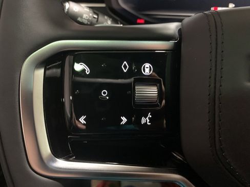 Used 2025 Land Rover Range Rover Sport image 27