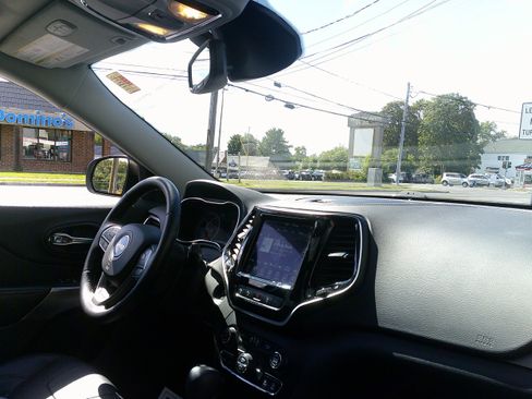 Used 2021 Jeep Cherokee Limited image 25