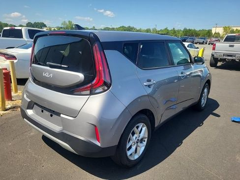Used 2025 Kia Soul LX w/ LX Technology Package FWD image 4