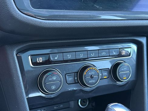 Used 2021 Volkswagen Tiguan SE w/ Panoramic Sunroof Package image 20