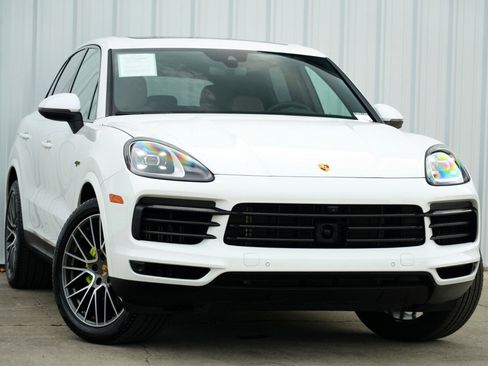 Used 2023 Porsche Cayenne Platinum Edition image 4