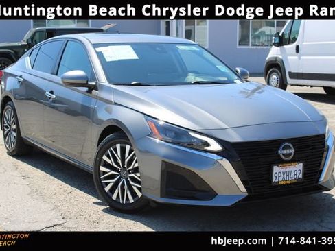 Used 2024 Nissan Altima 2.5 SV w/ SV Premium Package FWD image 1