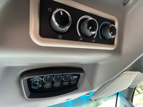Used 2018 Chevrolet Express 2500 w/ Enhanced Convenience Package image 19